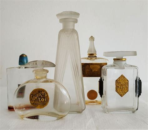 Decoratieve objectenveiling (parfumflesjes) .